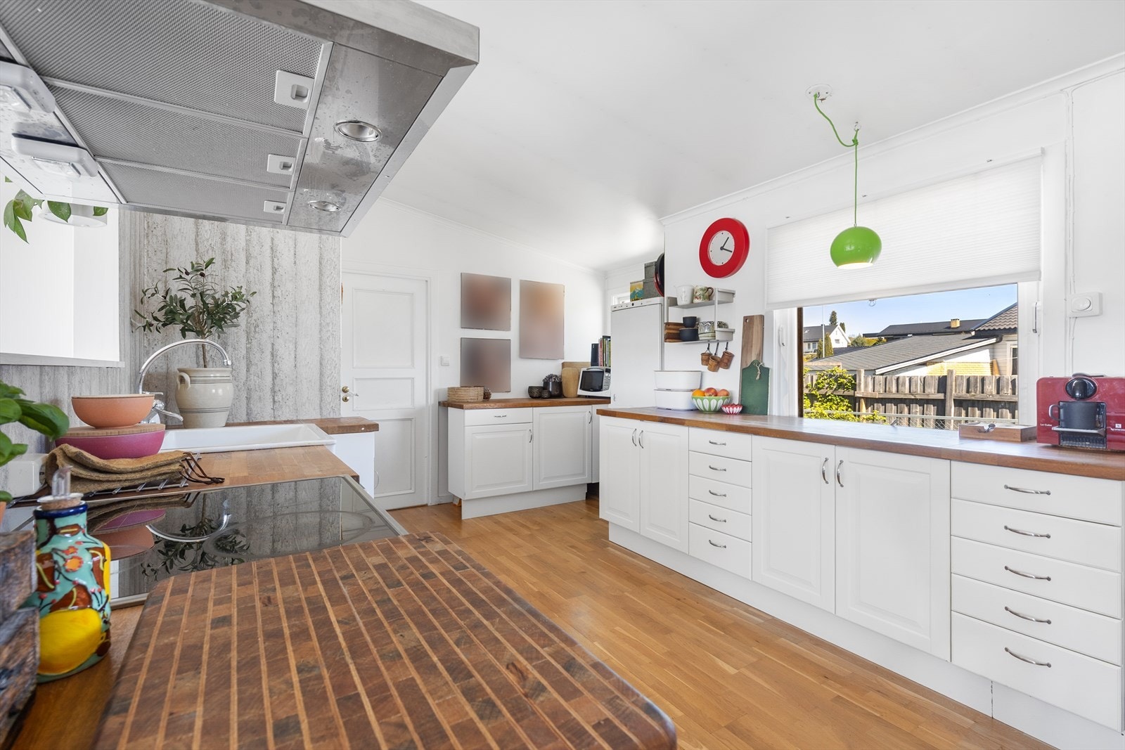 Kjøkkeninnredning fra IKEA med benkeplate i heltre og en nedfelt oppvaskkum i porselen. Galleribilde