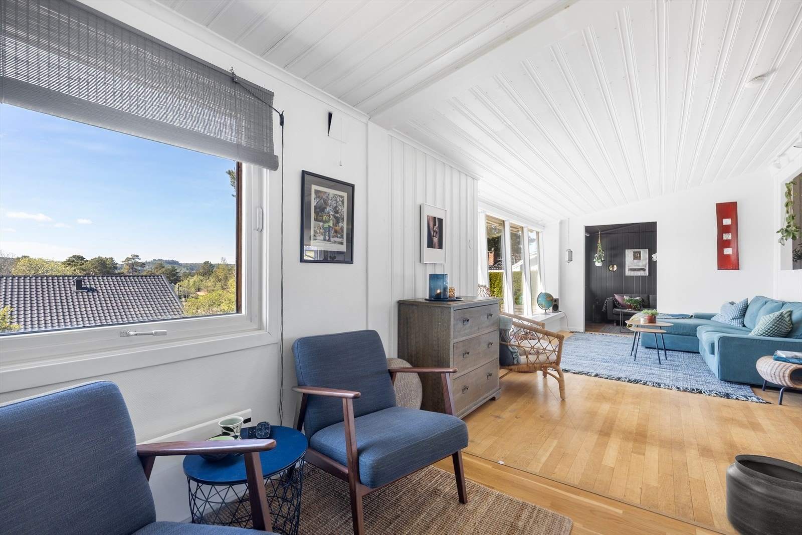 Lyse overflater på vegger og i tak reflekterer dagslyset godt. Galleribilde
