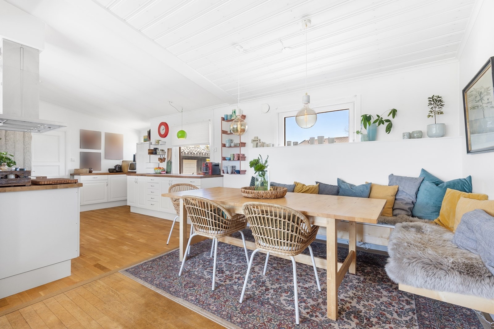 Store vindusflater gir rikelig med dagslys til spiseplassen. Galleribilde