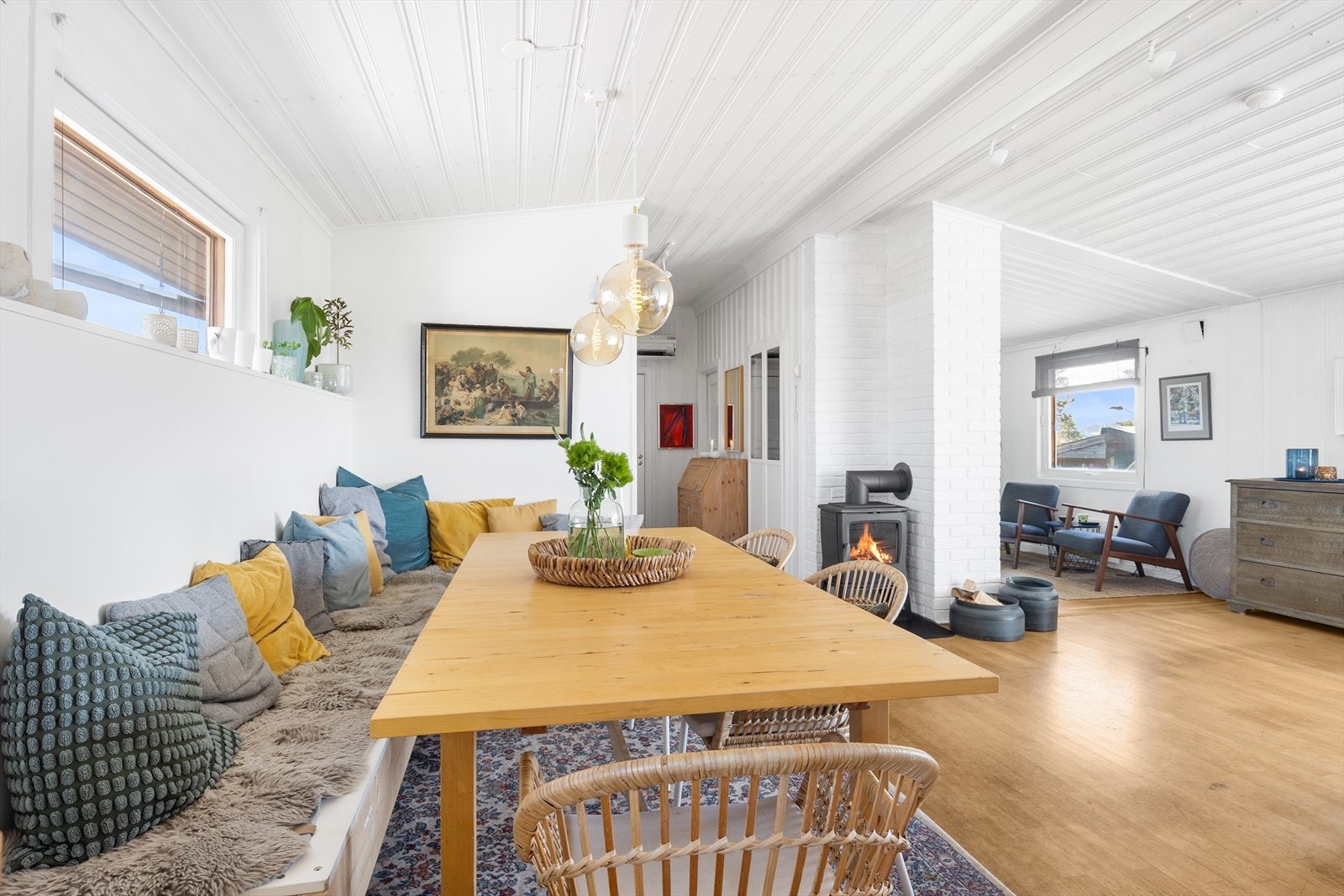 En nyere vedovn er sentralt plassert i stuen og gir god varme på kalde dager. Galleribilde