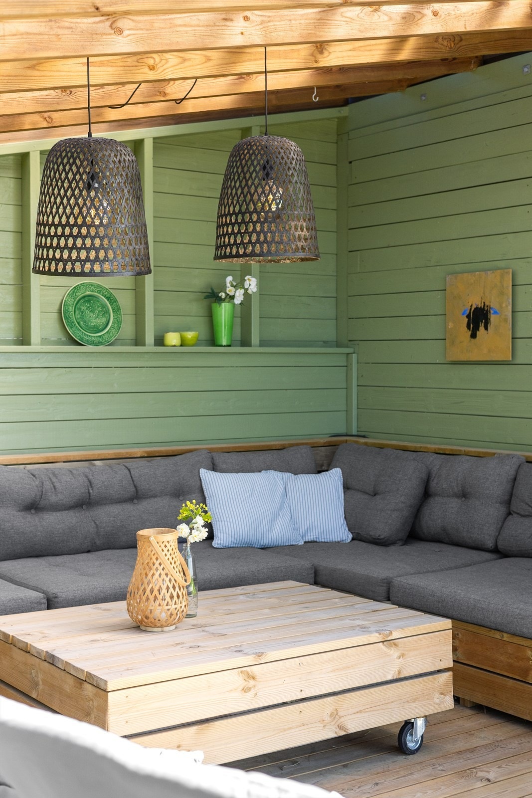 Den overbygde uteplassen er innredet som en lun og sosial lounge. Galleribilde