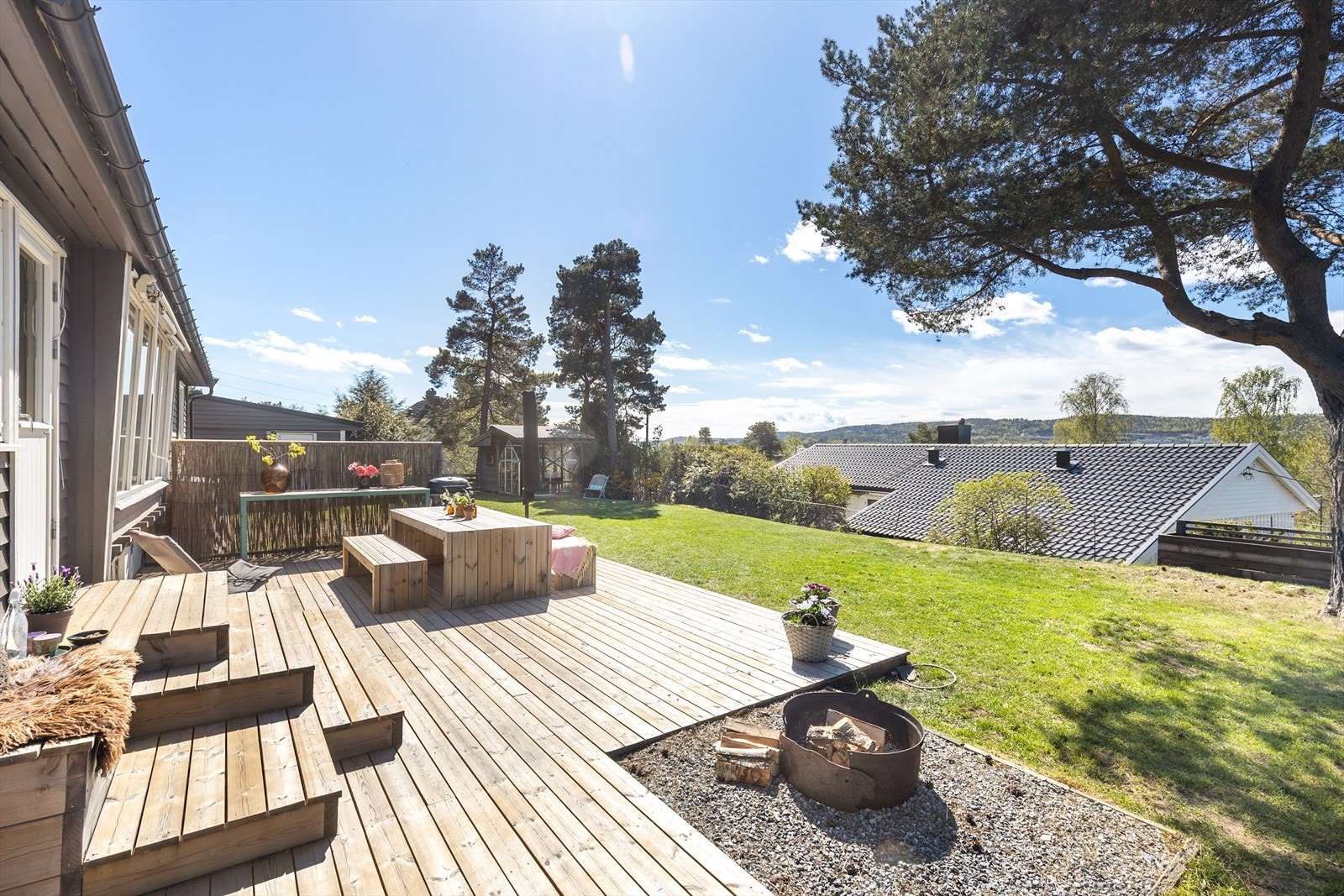 Uteplassen har flere soner, inkludert en med tilrettelagt plass for bålpanne. Galleribilde