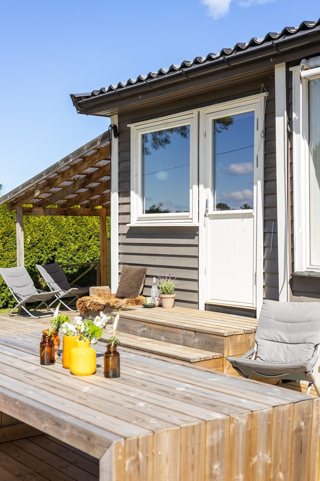 Uteplassen er romslig og har plass til flere sittegrupper for ulike anledninger. Galleribilde