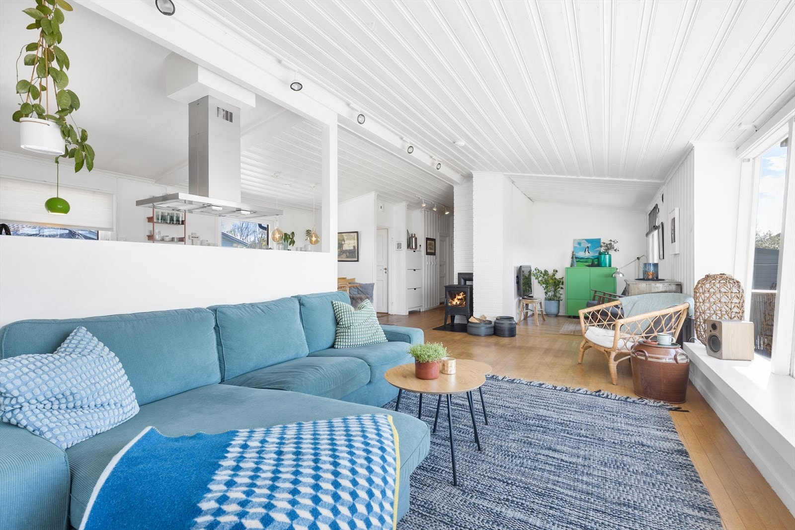 De ulike sonene gir rom for både en stor sofagruppe og en roligere lesekrok. Galleribilde