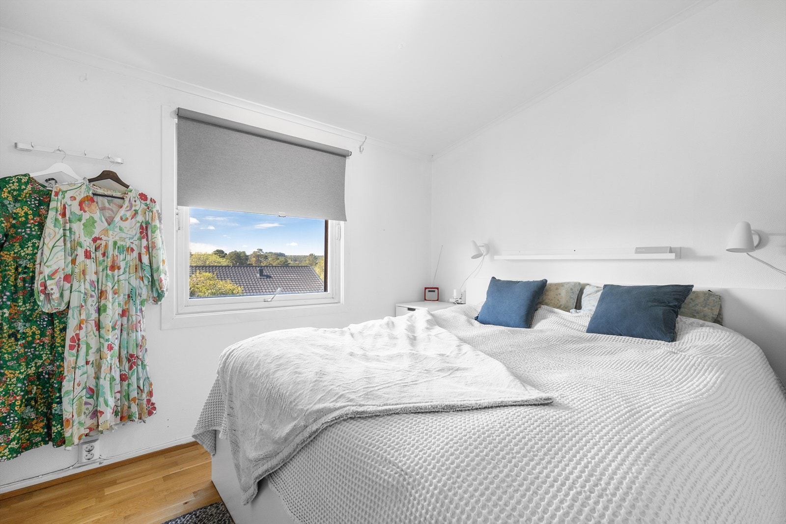 Hovedetasjen inneholder to soverom med parkett på gulvet. Galleribilde
