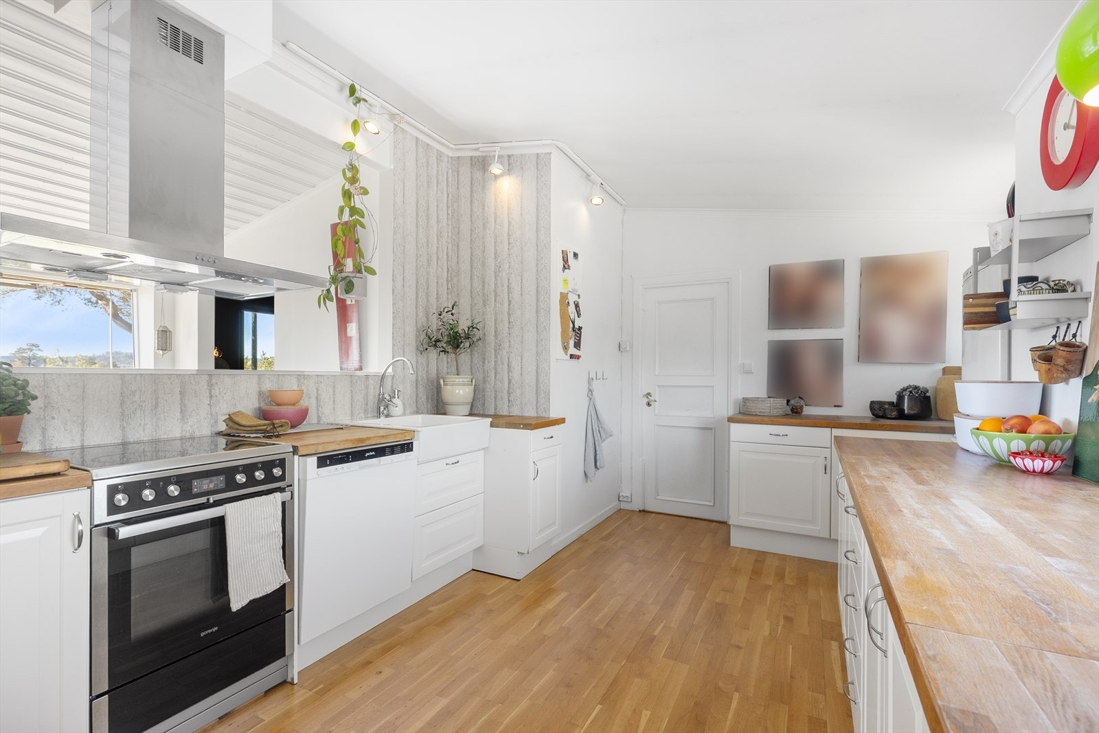 Kjøkkenet har godt med benke- og skapplass, og har opplegg for alle nødvendige hvitevarer. Galleribilde