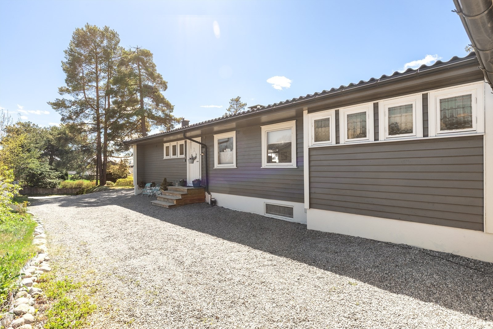 Gruset adkomst og gårdsplass med god plass til parkering. Galleribilde