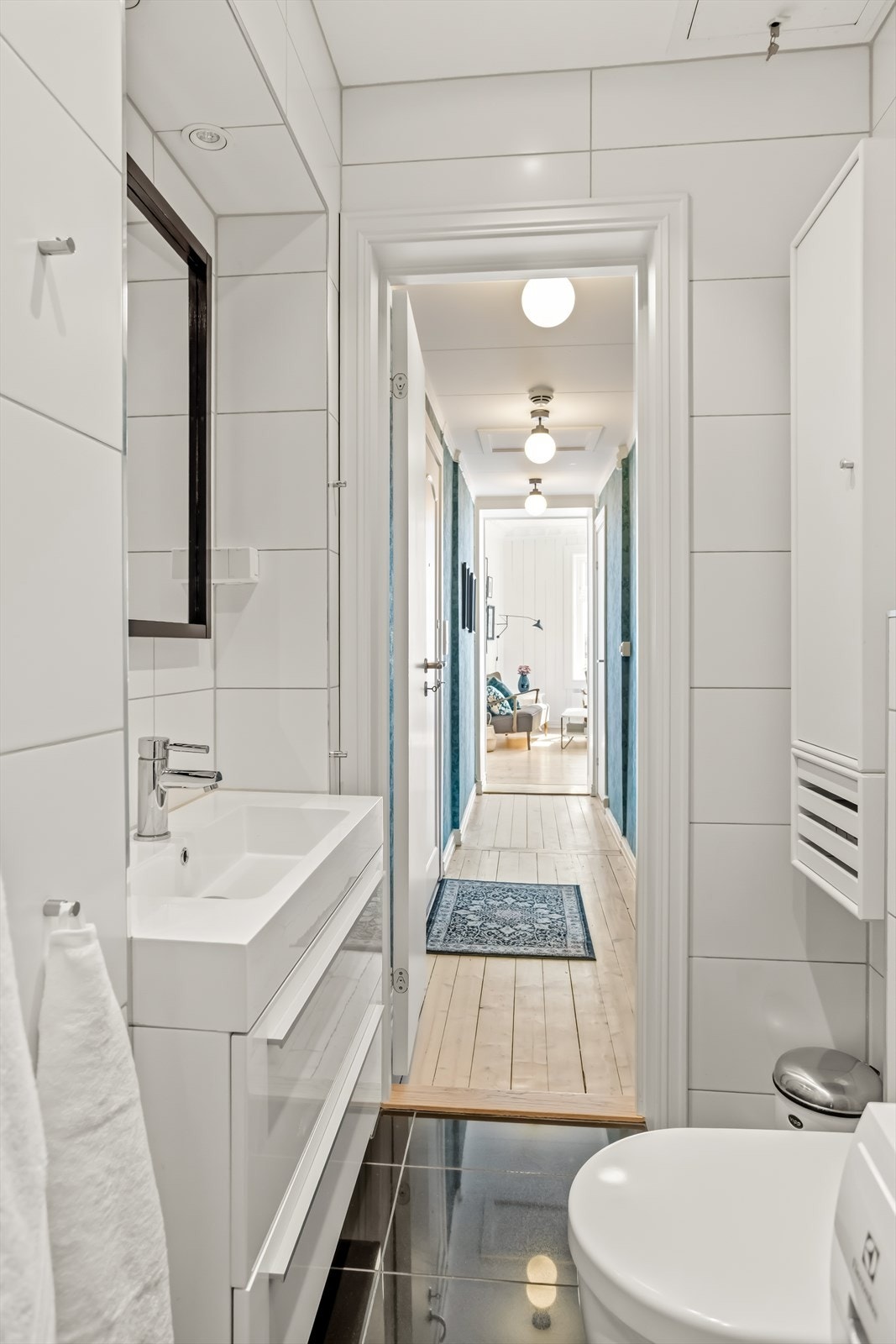 Varmekabler i gulv, downlights i tak og plass til vaskemaskin. PS. Varmtvann er inkludert i felleskostnadene. Galleribilde