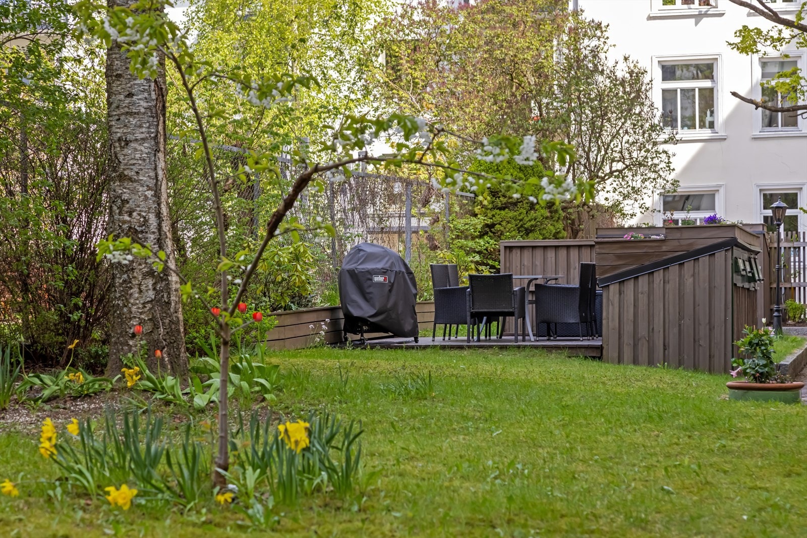 En koselig bakgård med sittegruppe og grill til fri benyttelse. Galleribilde