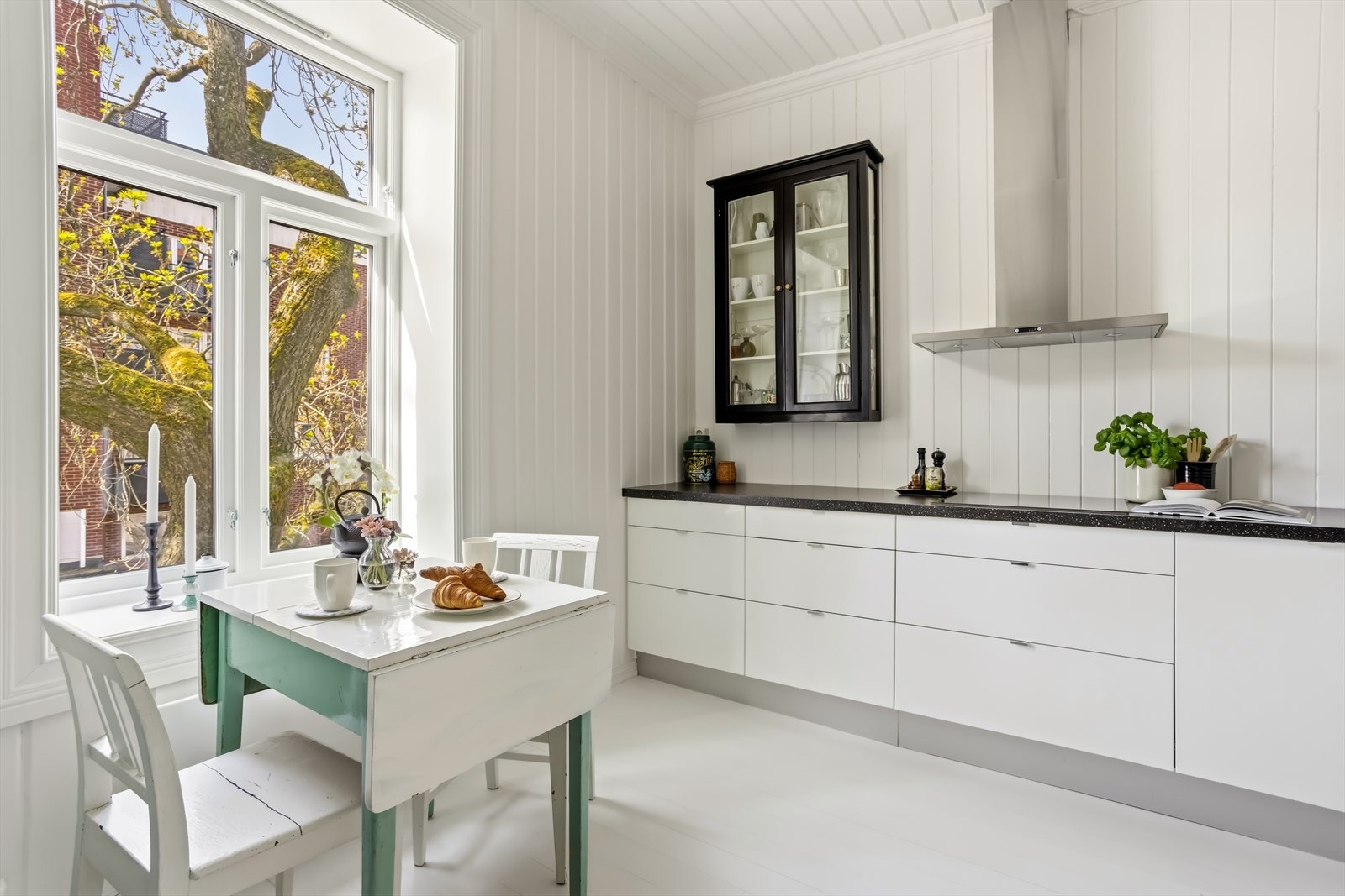 Utsynet fra vinduet er hyggelig og frodig hele vår-, sommer- og høstsesongen. Galleribilde