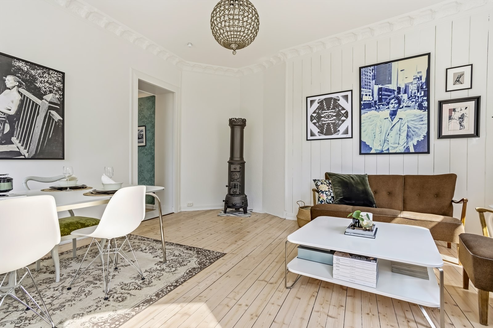 Her kan du enkelt innrede med sofagruppe og spisebord - uten å påvirke romfølelsen. Galleribilde