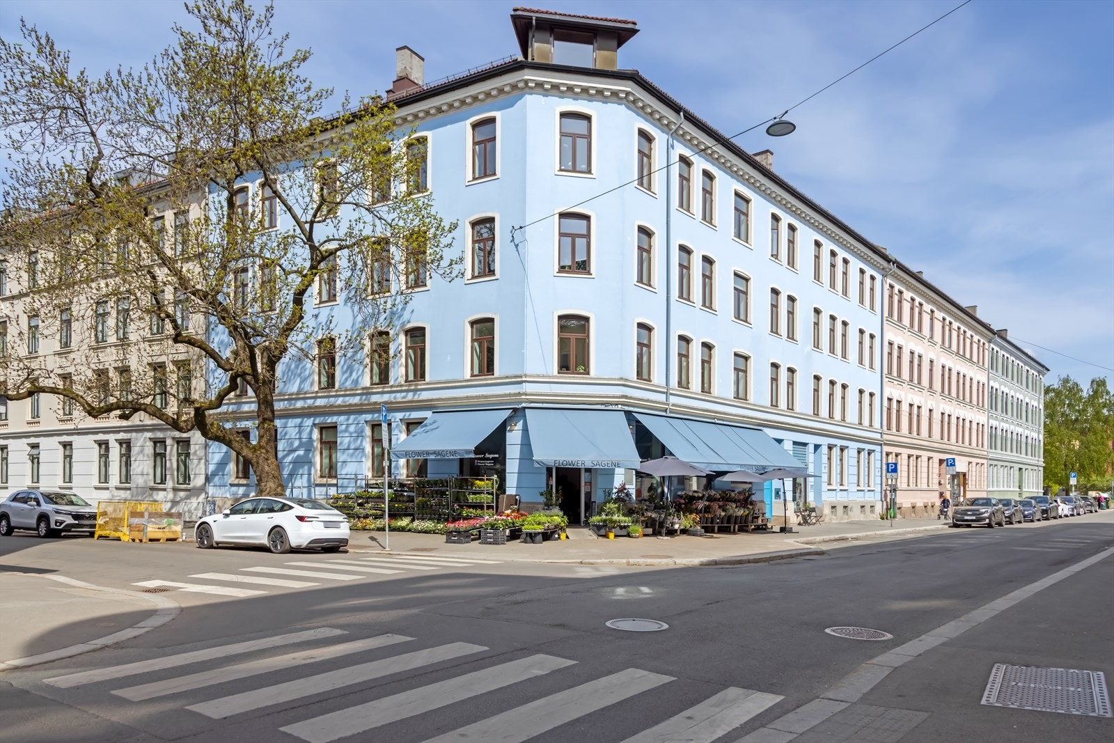 Hvor koselig er det ikke med blomsterbutikk i første etasjen? Velkommen til ditt nye hjem. Galleribilde