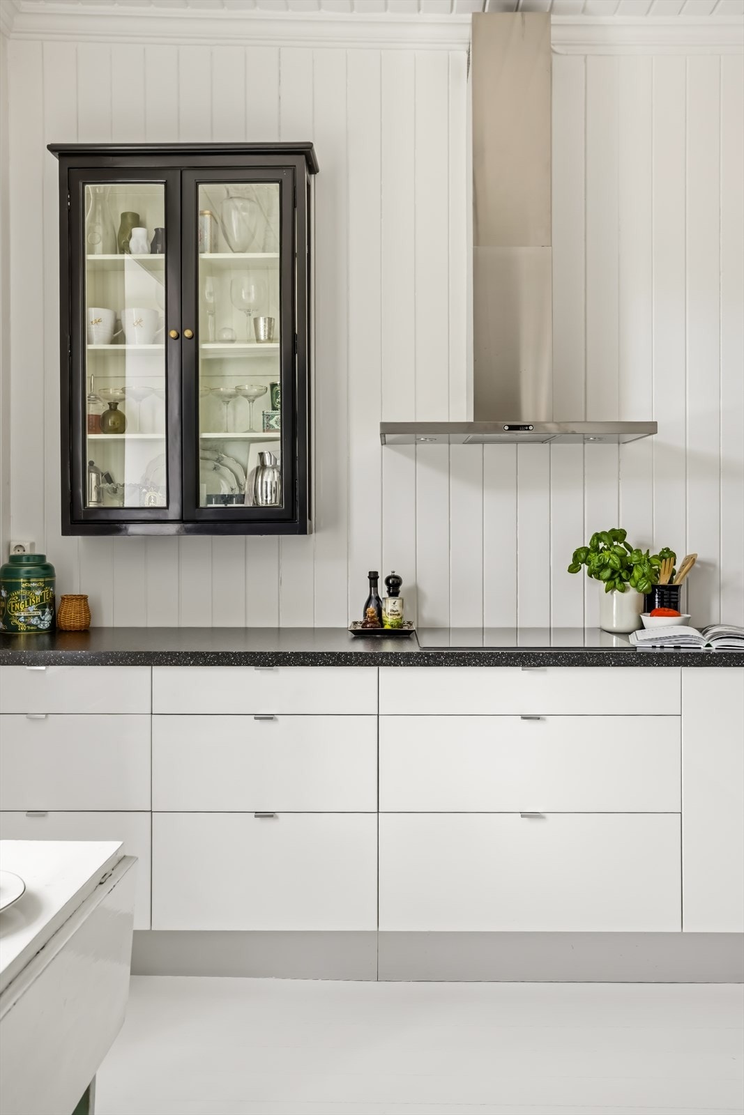 Stilrent og pent IKEA-kjøkken. Galleribilde