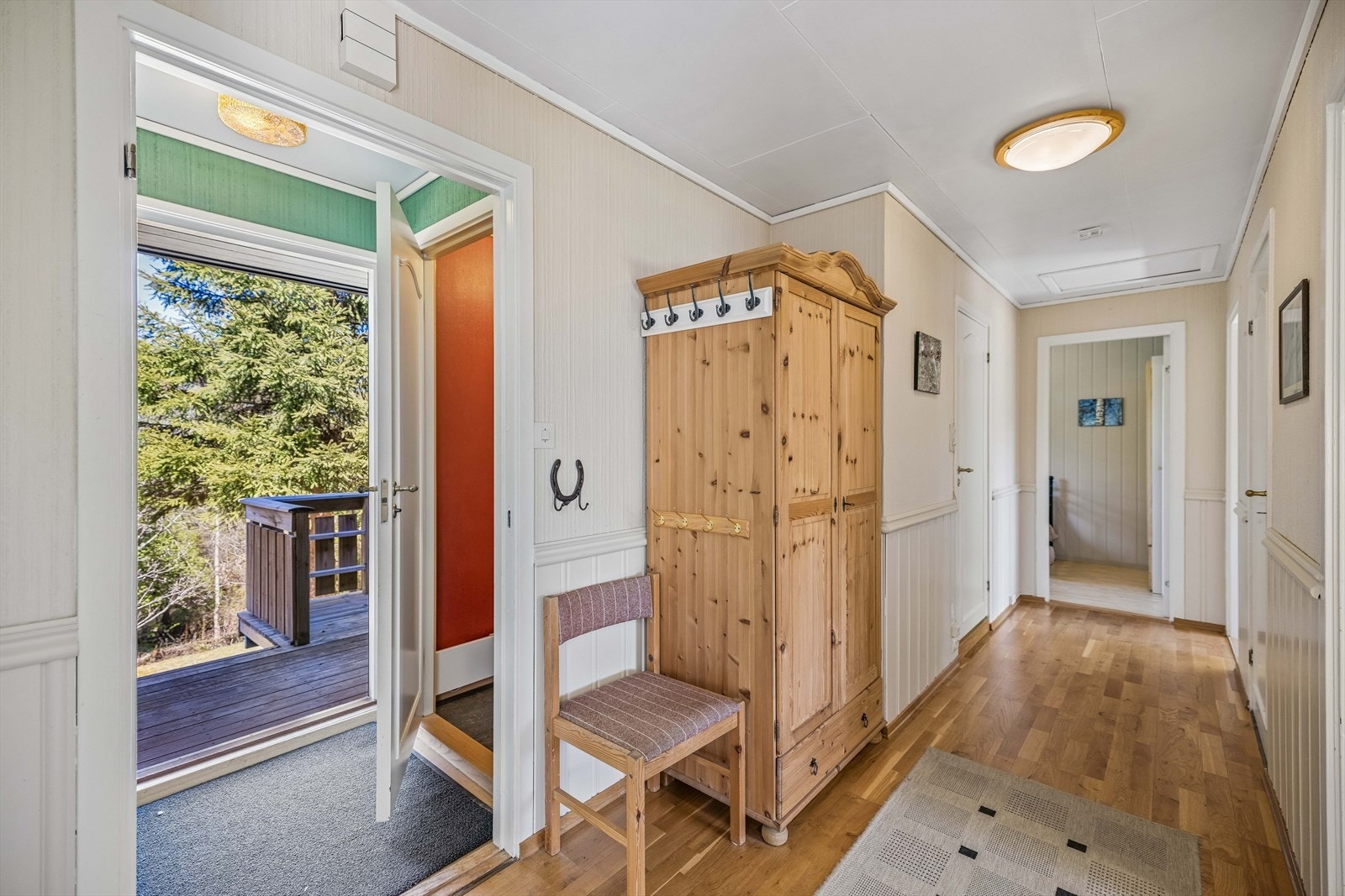 Inngangspartiet leder inn i en romslig gang. Galleribilde