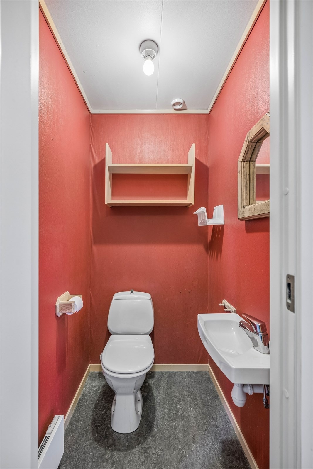 Praktisk, separat toalettrom i første etasje, utstyrt med WC og servant. Galleribilde