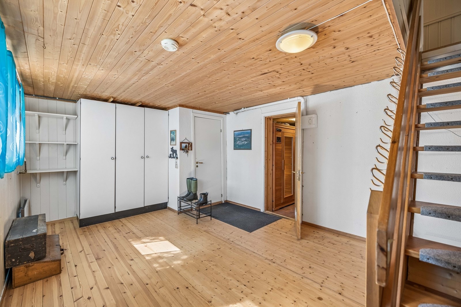 Innredet rom i kjelleren med trappeforbindelse til første etasje og egen utvendig adkomst. Galleribilde