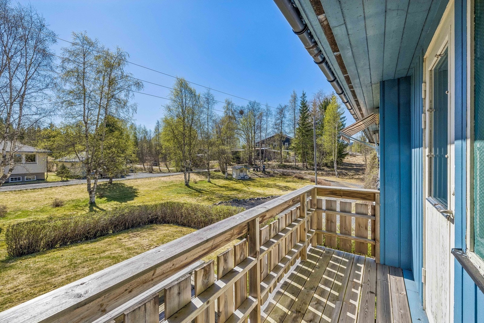Sørvendt balkong utenfor soverom, med gulv av impregnerte terrassebord og rekkverk fra 2019. Galleribilde