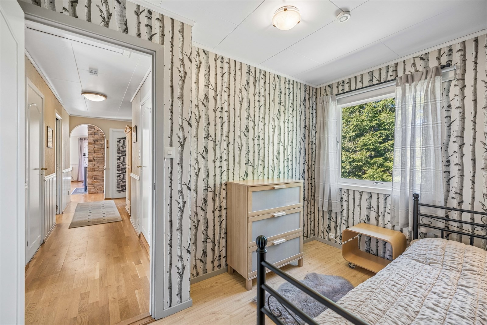 Boligen har tre soverom i første etasje, alle med god plass til seng og oppbevaring. Galleribilde