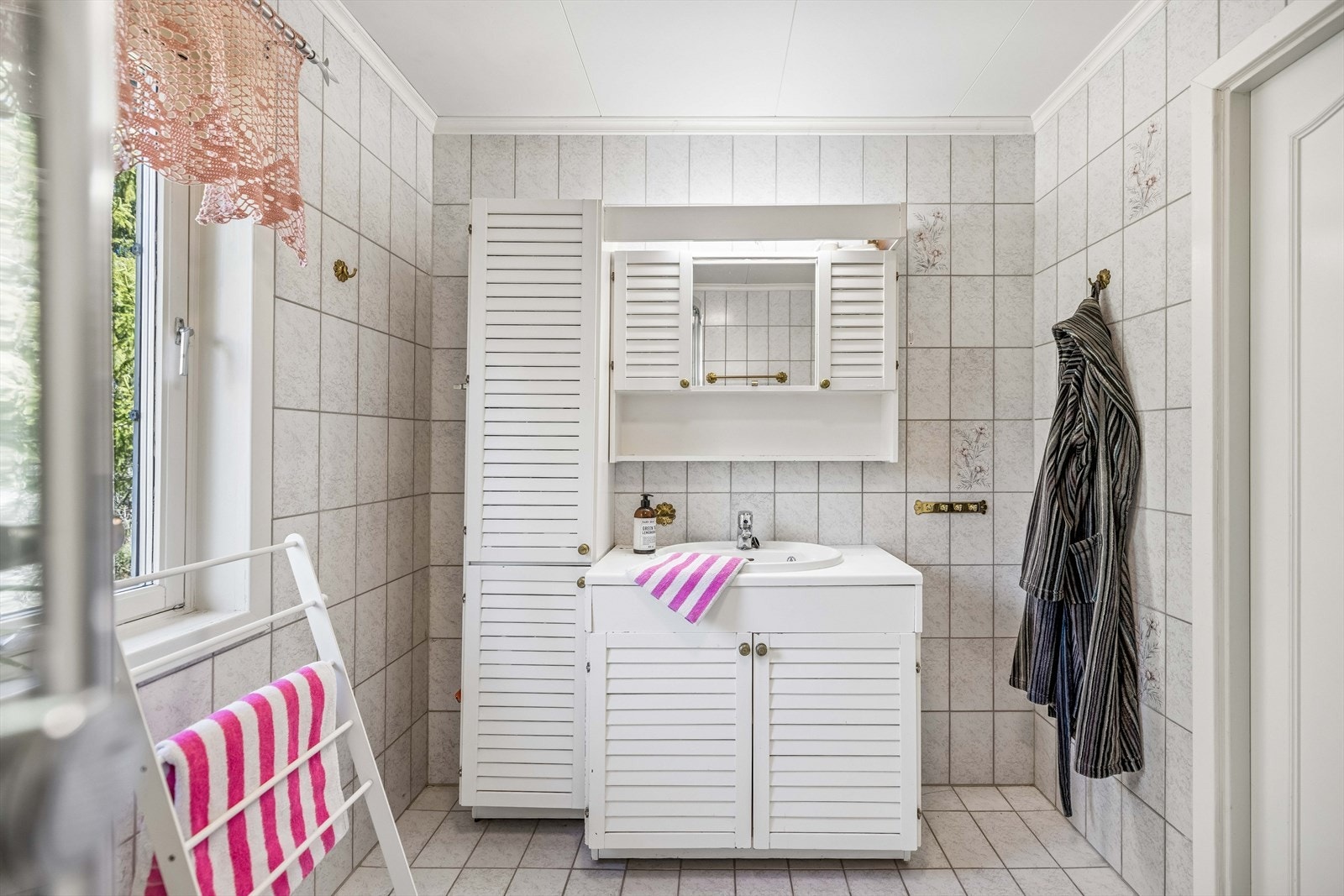 Flislagte gulv og vegger, samt sentralavtrekk for god ventilasjon. Galleribilde
