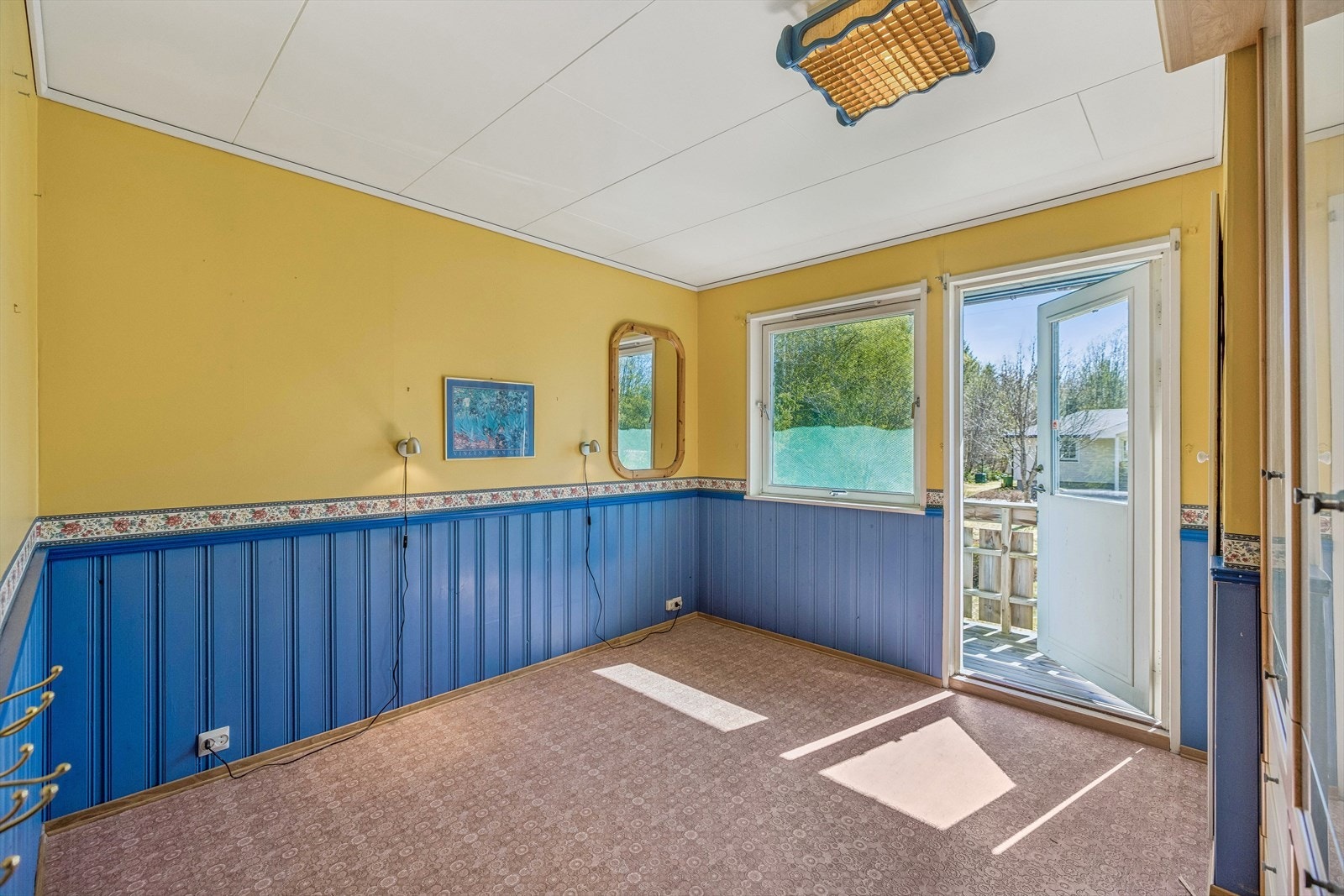 Ett av soverommene har utgang til en egen, dels overbygget balkong mot sør. Galleribilde