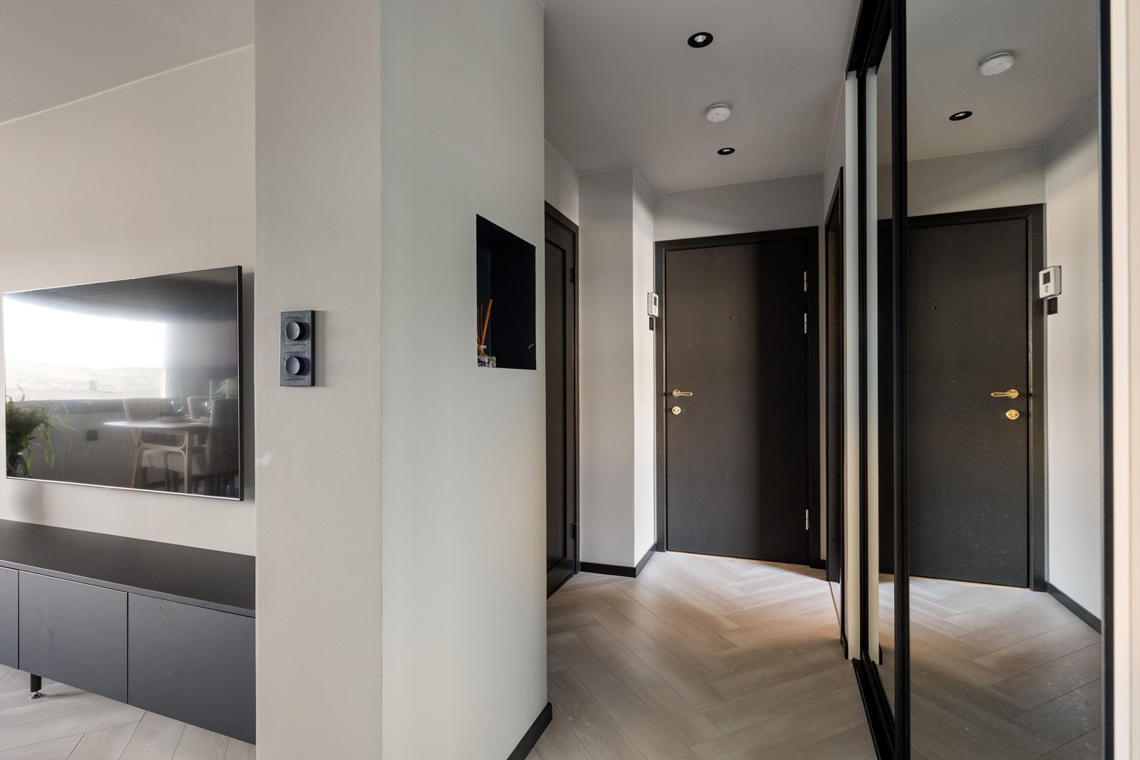 Stor gang med skyvedørsgarderobe Galleribilde
