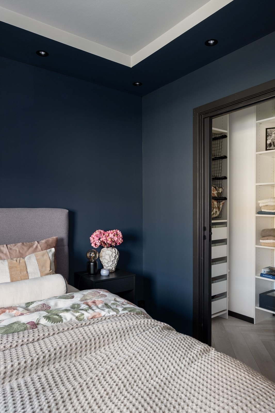 Walk-in garderobe på hovedsoverom Galleribilde