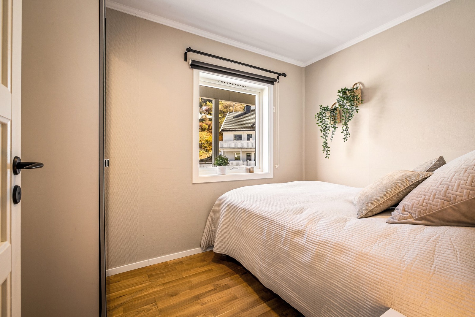 - Soverom nr. 2 er med garderobeskap - Galleribilde