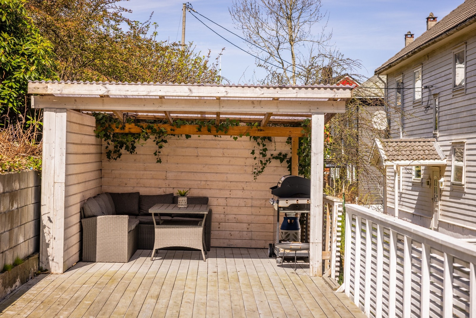 - Det er i tillegg et felles parti med terrasse som er med delvis overbygget med sol til ca. kl. 19:30 midtsommers - Galleribilde