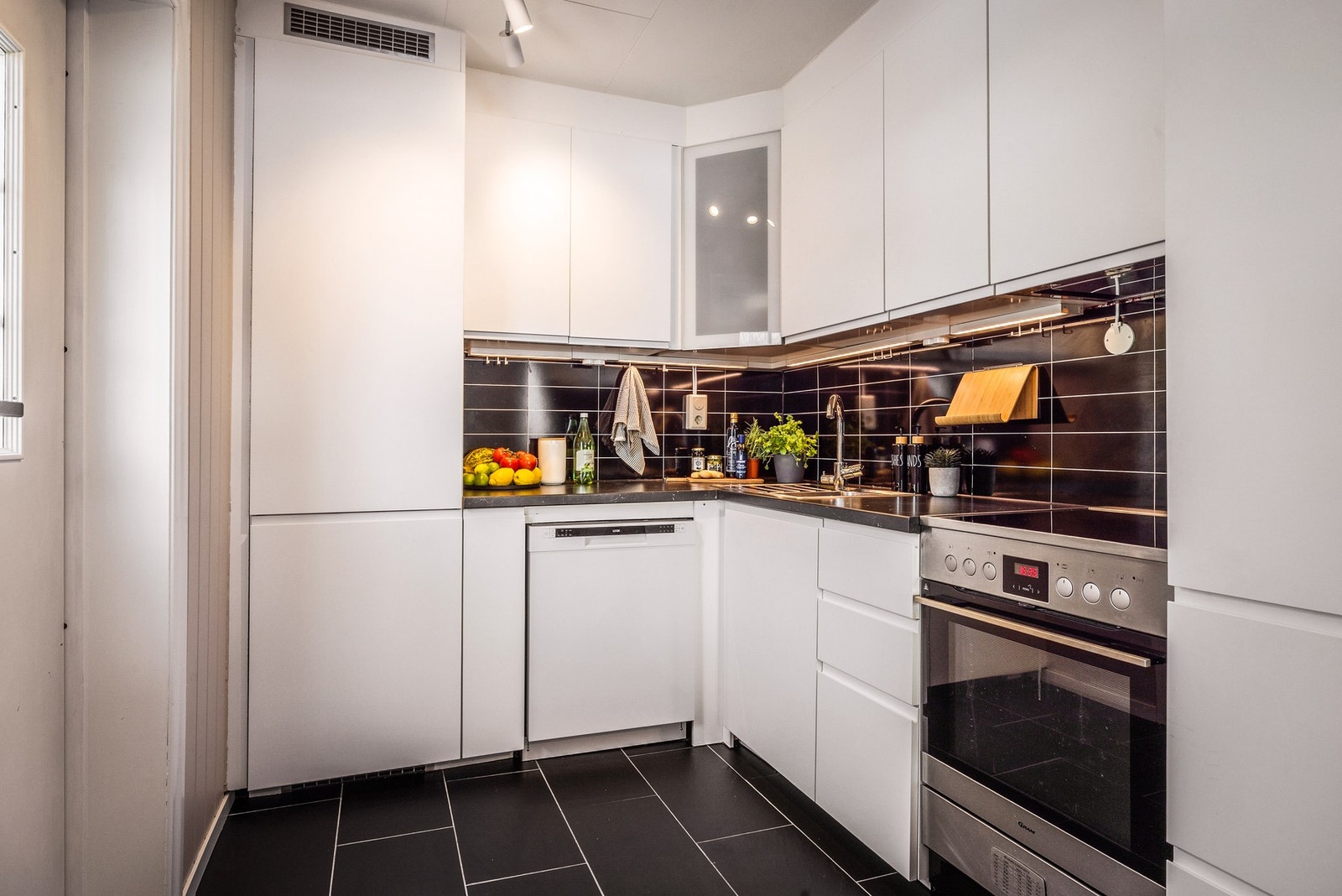- Her er det stilren kjøkkeninnredning fra Ikea med slette fronter og benkeplate av laminat - Galleribilde