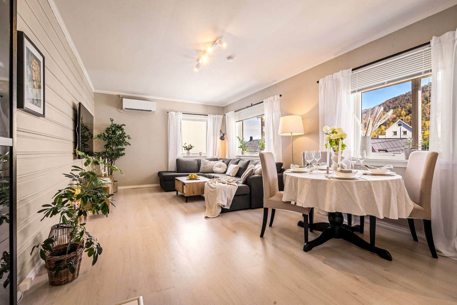 - En flott 3-roms leilighet med praktisk planløsning, stor platting, fast parkeringsplass m/elbillader og gode oppbevarings muligheter - Galleribilde