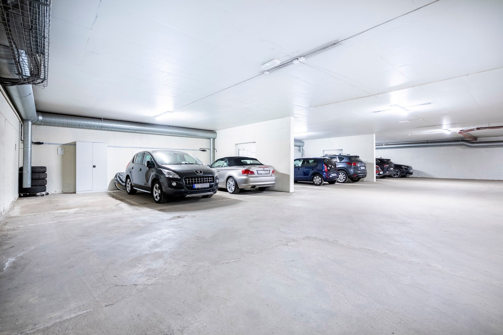Parkeringsplass i parkeringsgarsje medfølger seksjonen m/mulighet for el billader Galleribilde