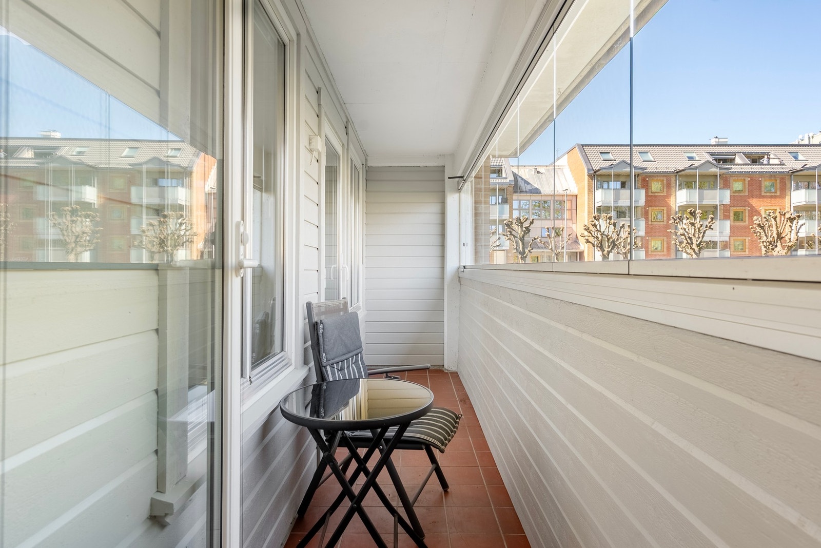 Innglasset terrasse/balkong utenfor kjøkken og soverom på ca. 6 kvm samt koselig park rett ut for leiligheten Galleribilde