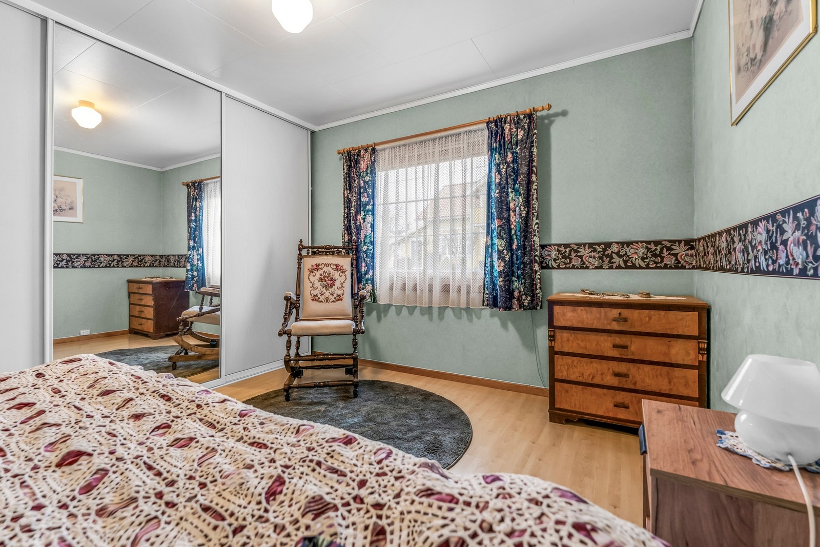 Romslig hovedsoverom med flott skyvedørsgarderobe. Galleribilde
