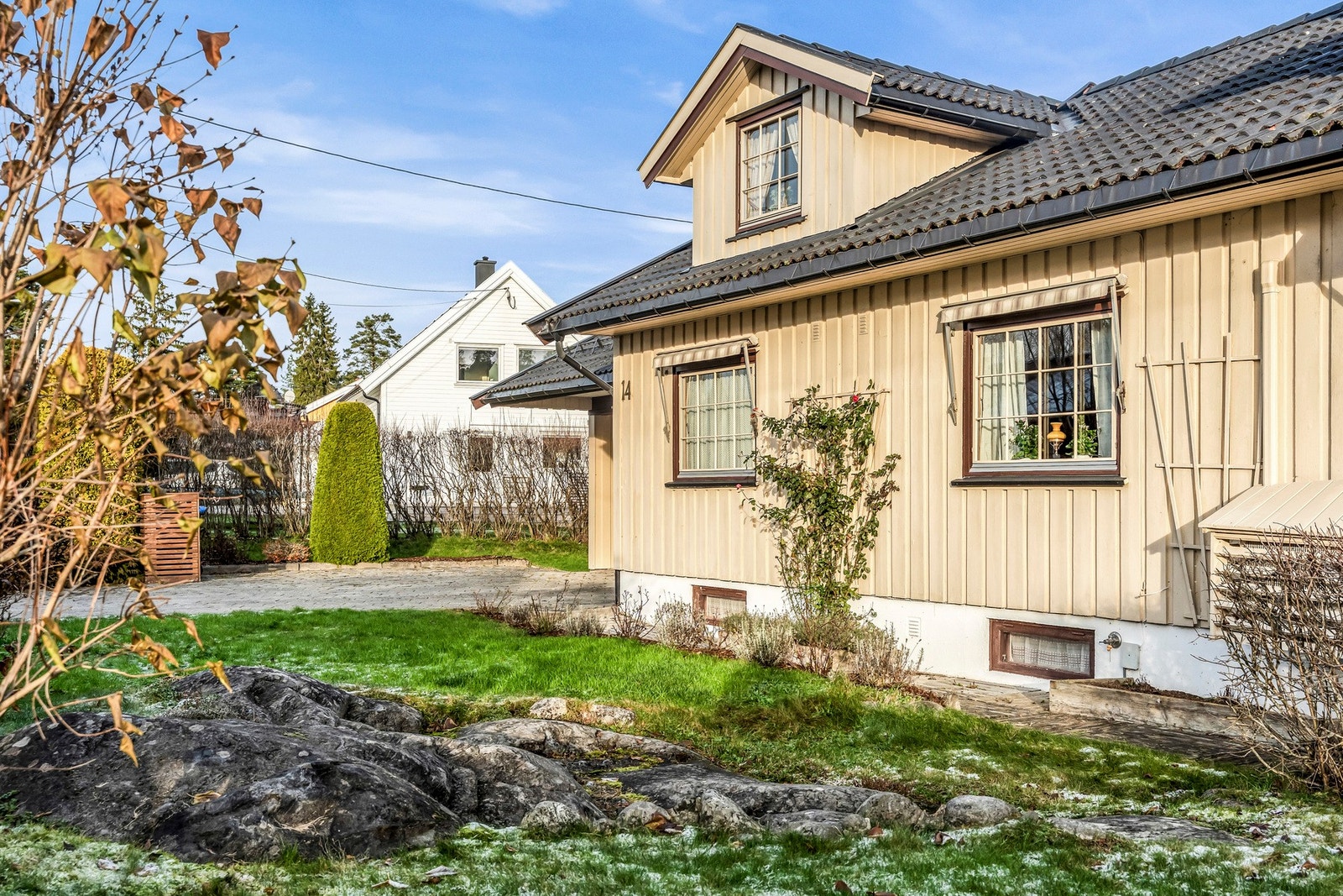 Tomten er pent opparbeidet med steinlagt gårdsplass, steinlagte gangveier og diverse beplantning. Galleribilde