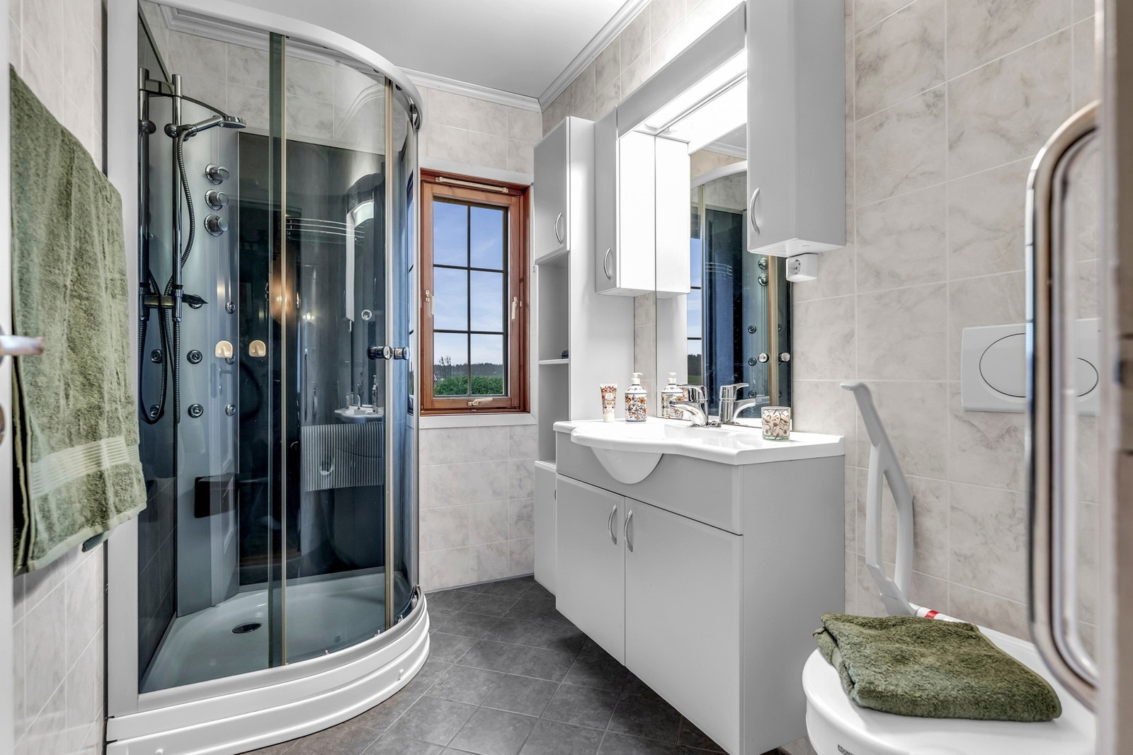 Pent flislagt bad/wc med varmekabler i gulvet. Galleribilde