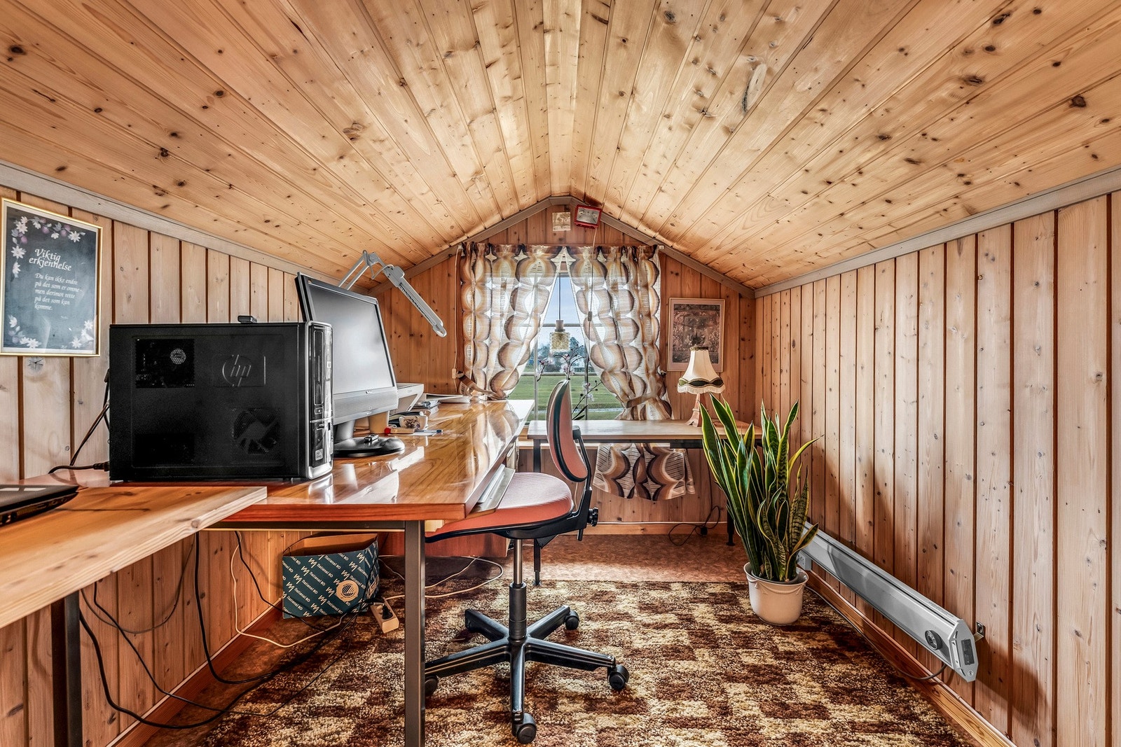Innredet rom på loftet. Takhøyden er for lav til at rommet kan godkjennes for varig opphold. Galleribilde