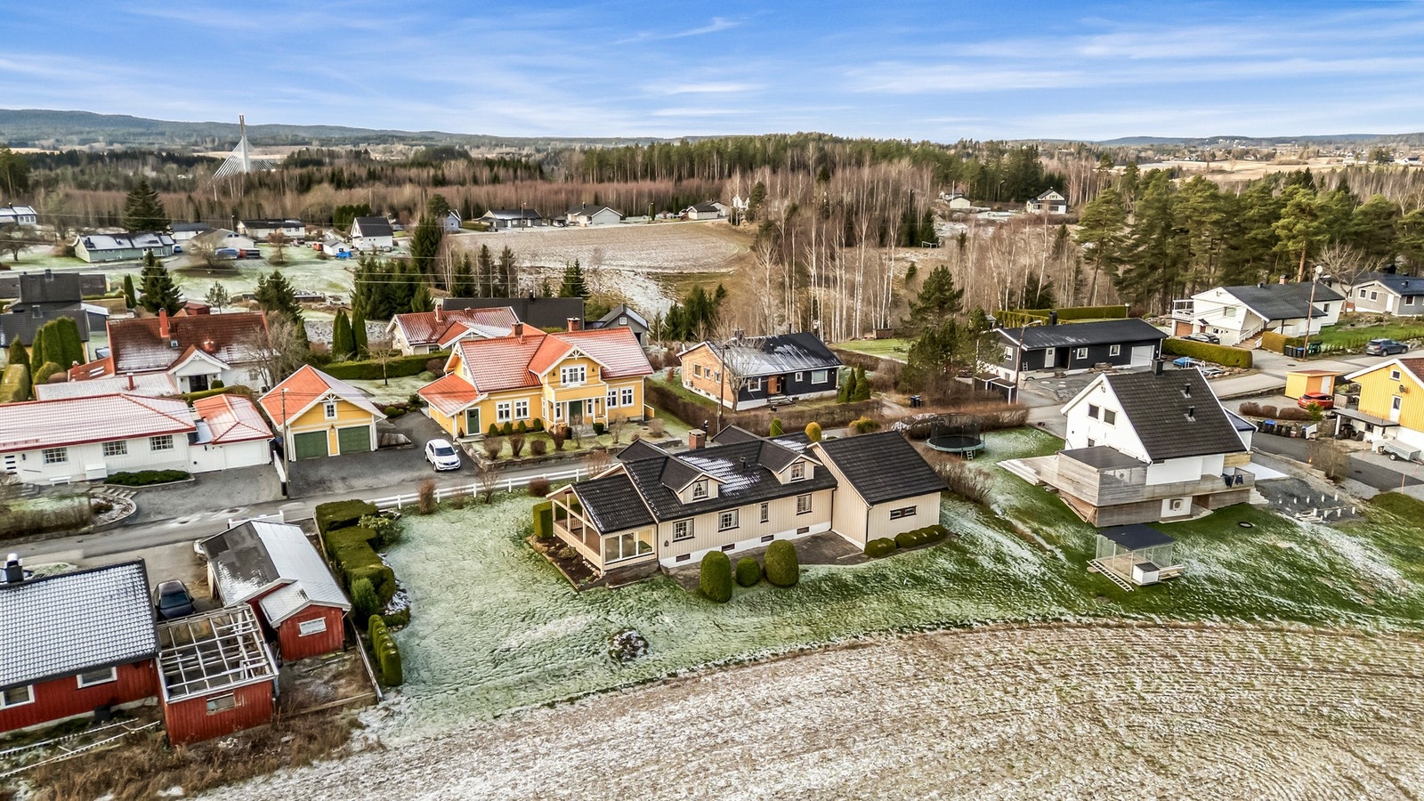 Meget barnevennlig, solrik og romslig tomt. Galleribilde