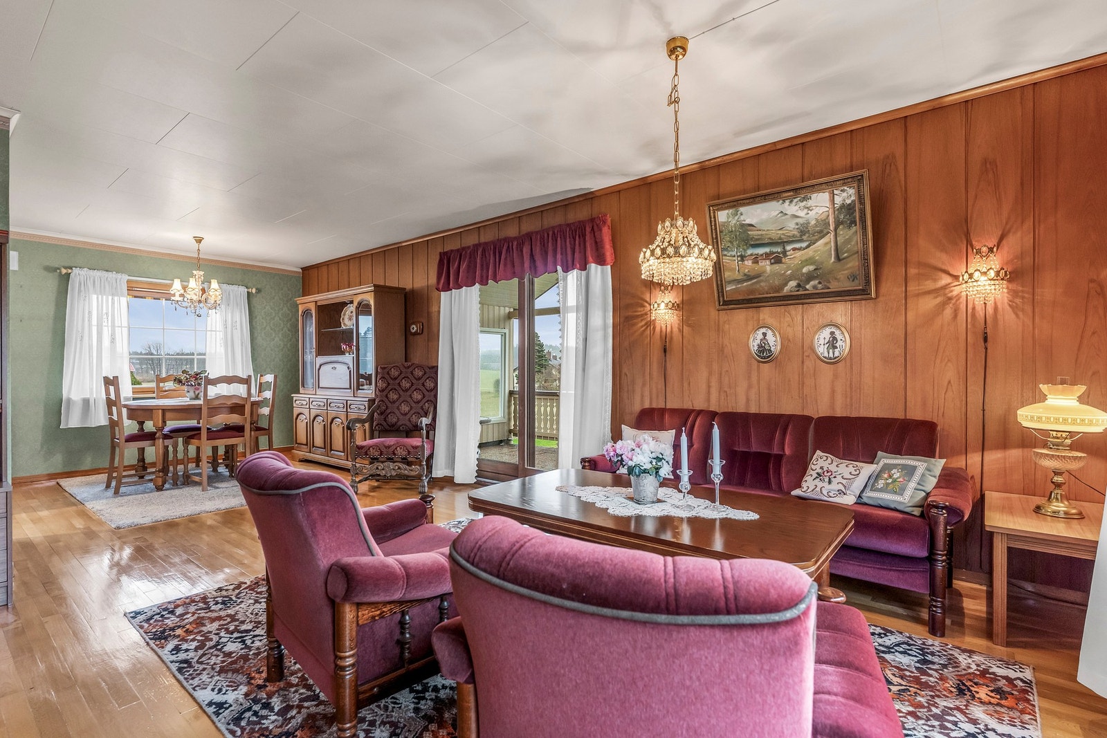 Det er plass til både spisestue og salongstue/tv-stue i stuen. Galleribilde