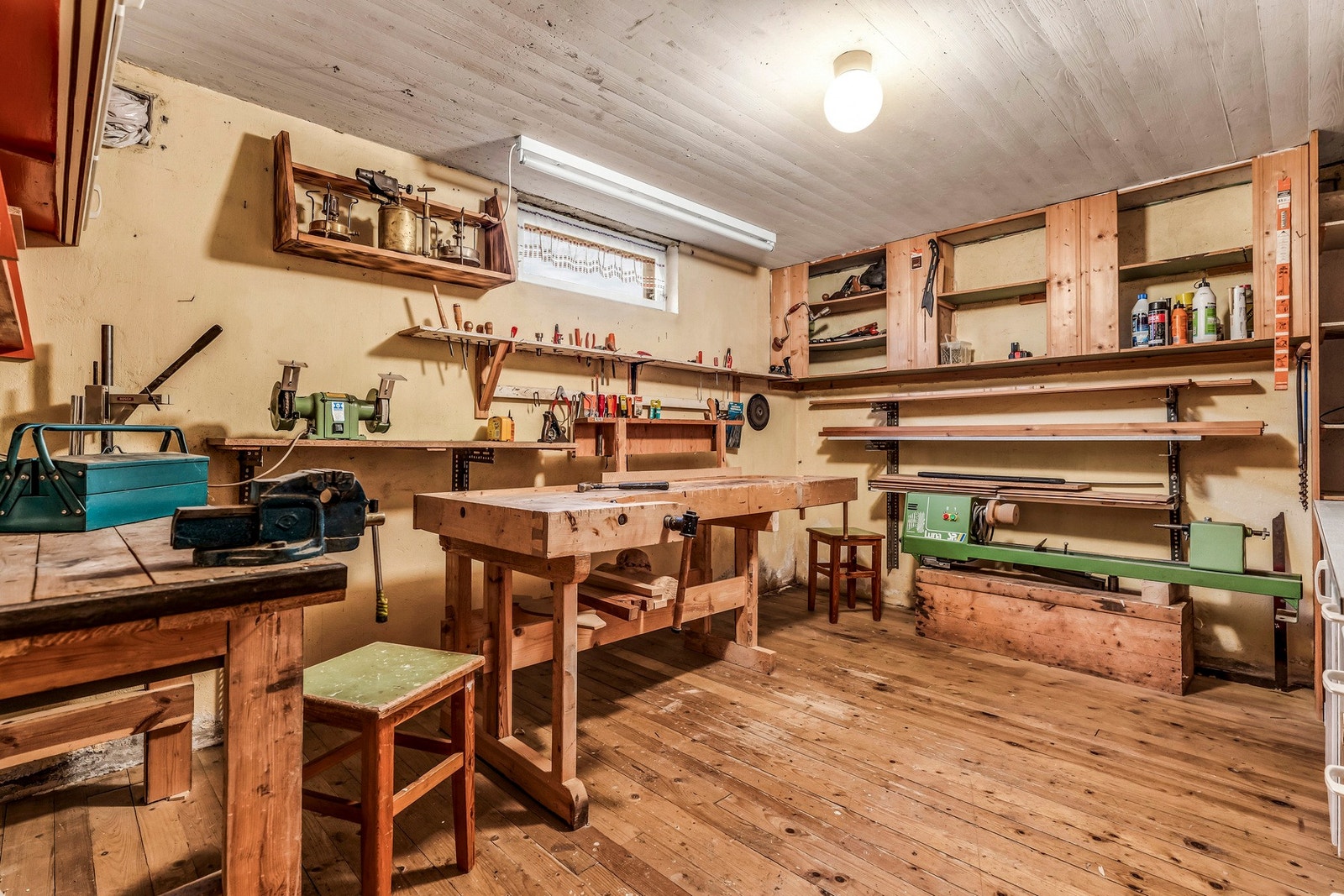 Praktisk bod/verkstedrom i kjelleren. Galleribilde