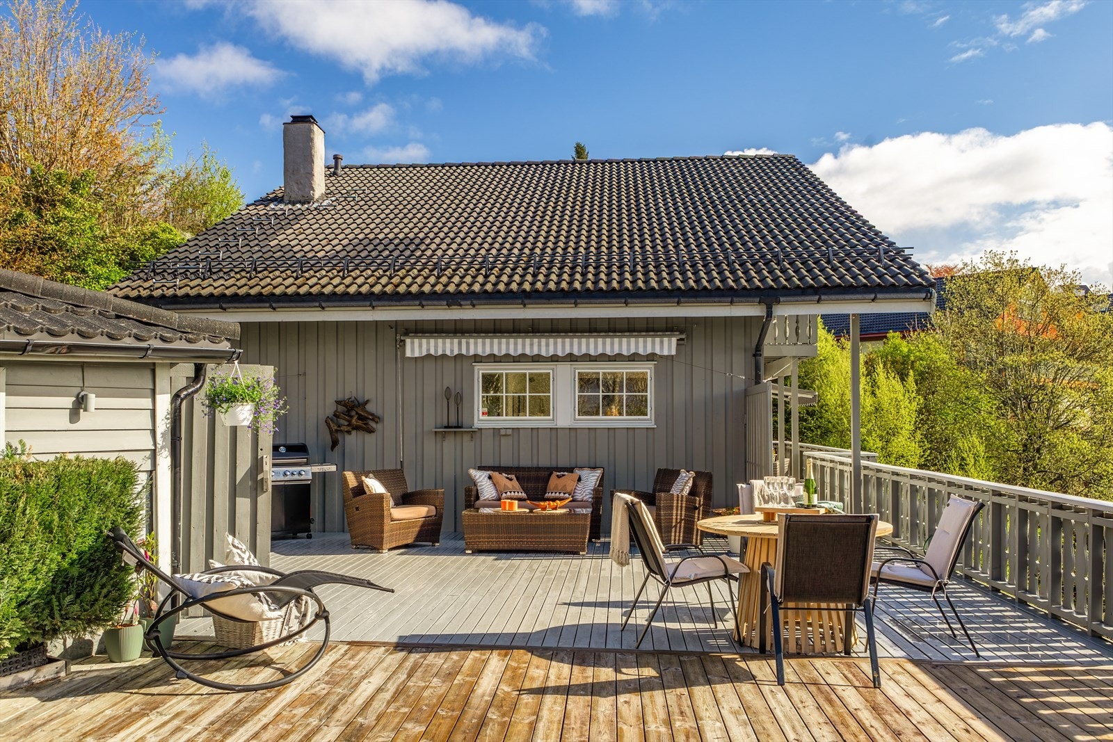 Her er det god plass til flere sittegrupper, grill og frodige beplantninger. Galleribilde
