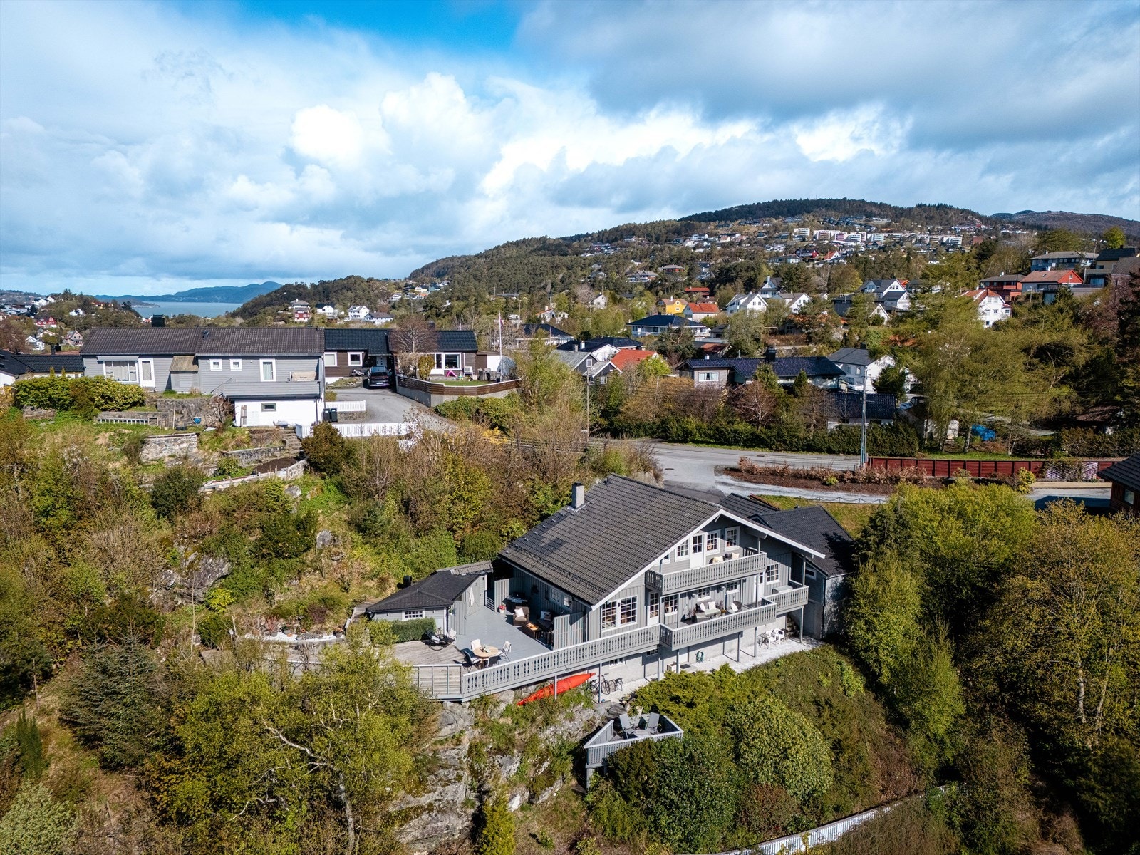 Alt i alt er dette en meget innholdsrik familiebolig med fine kvaliteter, beliggende i et svært ettertraktet og familievennlig område. Galleribilde