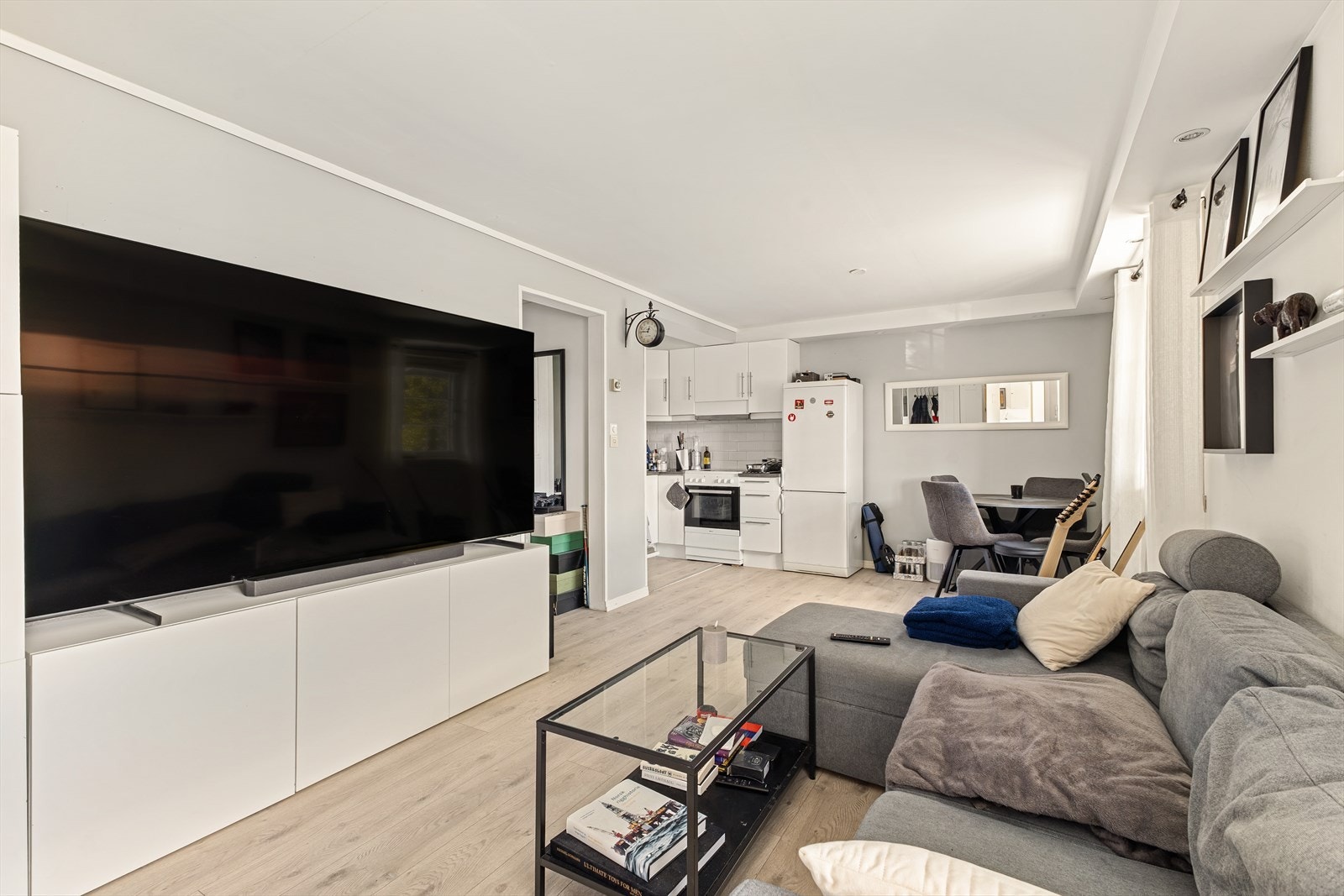 Hybel 2 har en åpen stue- og kjøkkenløsning som skaper en sosial og luftig atmosfære. Galleribilde