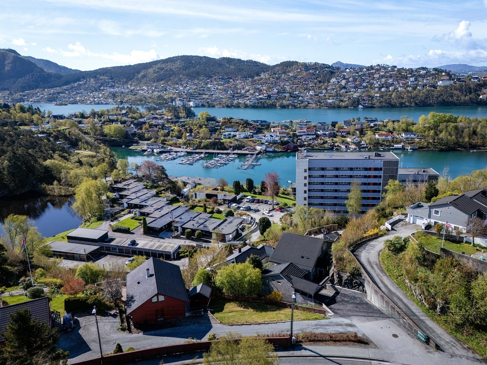 Nærområdet byr på fine tur- og rekreasjonsmuligheter i grønne omgivelser, med flere turstier og friluftsområder i umiddelbar nærhet. Galleribilde