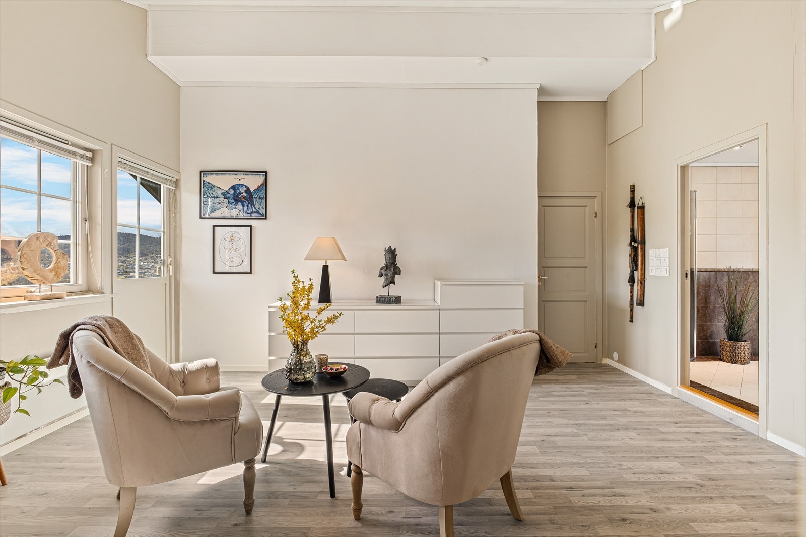 Fra loftstuen er det utgang til en balkong hvor man kan nyte den samme fantastiske utsikten som resten av boligen byr på. Galleribilde
