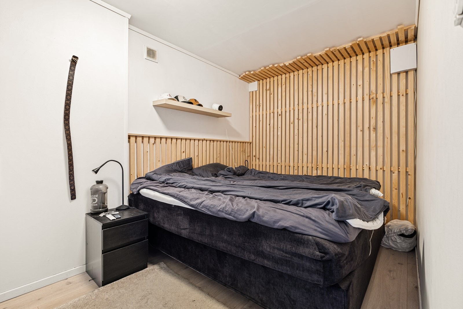 Videre inneholder hybelen mellomgang, sovealkove og bad. Galleribilde