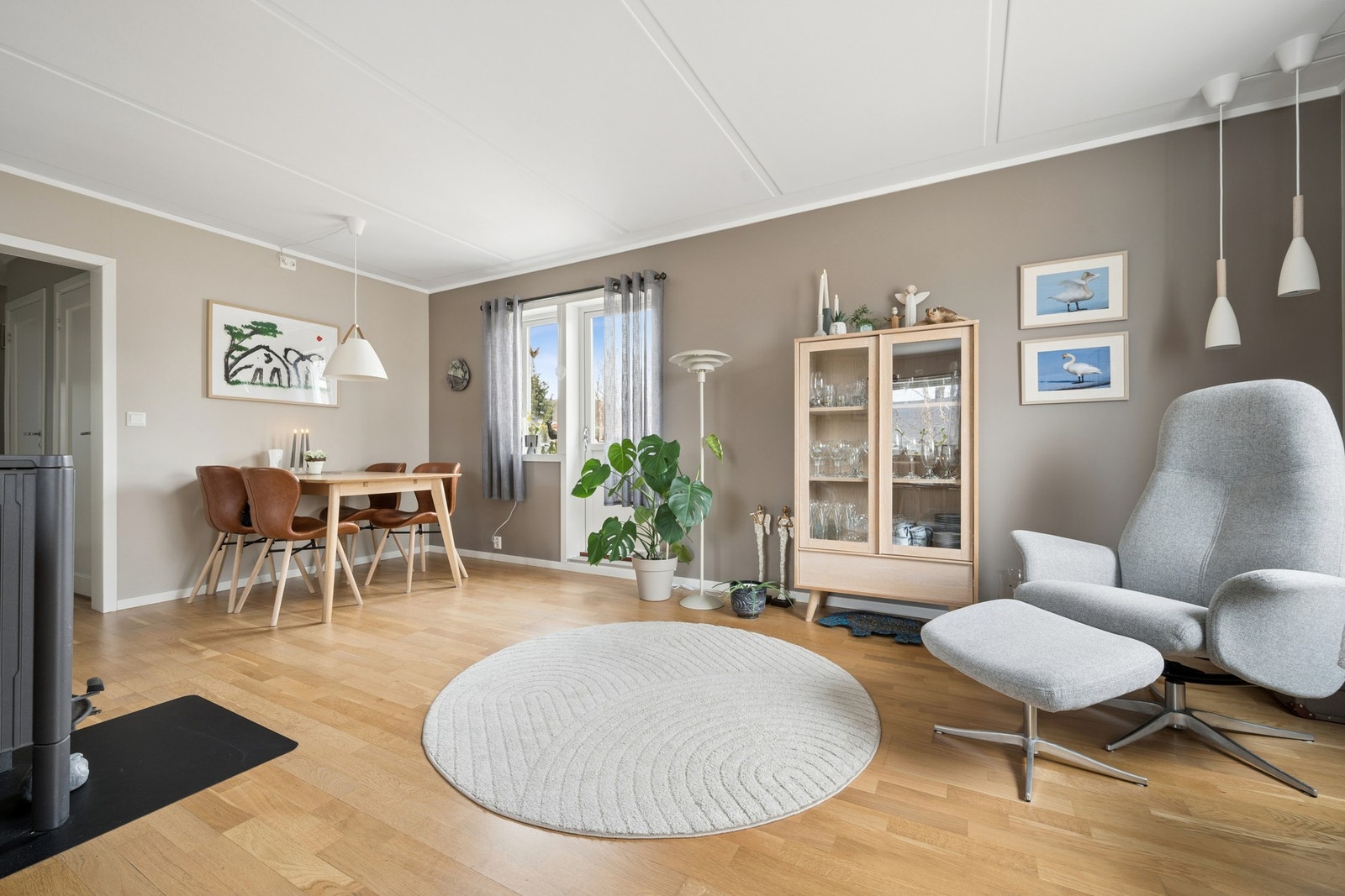 Boligen har hele to vedovner som hjelper å holde boligen lun og varm på vinterstid Galleribilde
