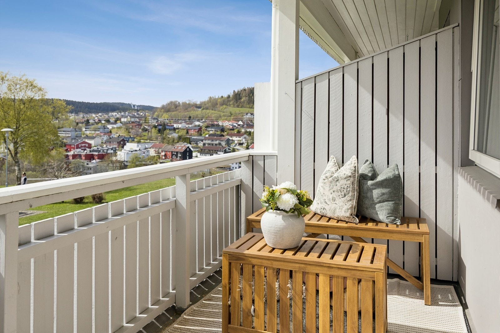 Balkongen vender ut mot rolige, grønne fellesområder. Galleribilde