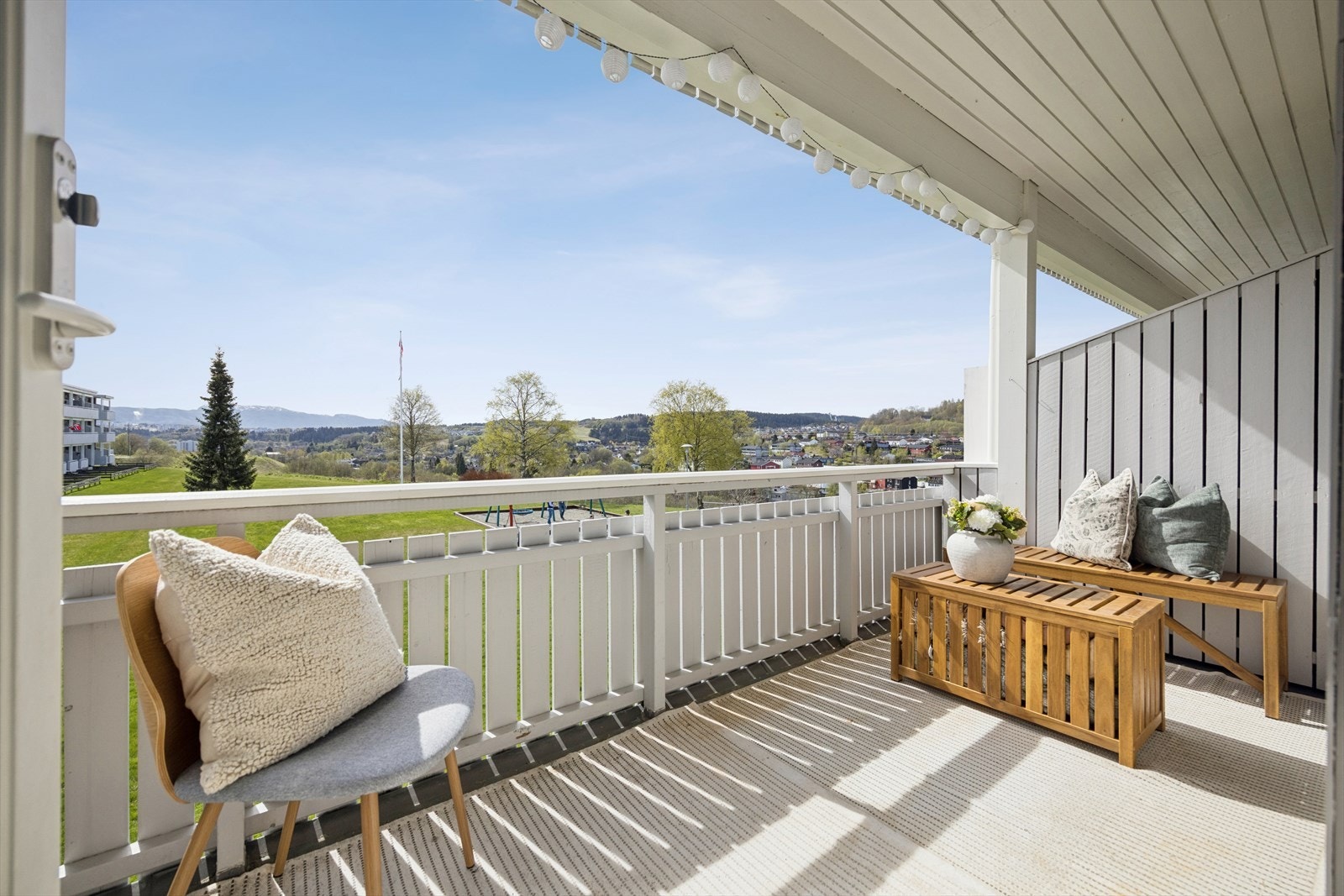 Fra stuen er det utgang til en romslig balkong med gode solforhold og plass til sittegruppe. Galleribilde