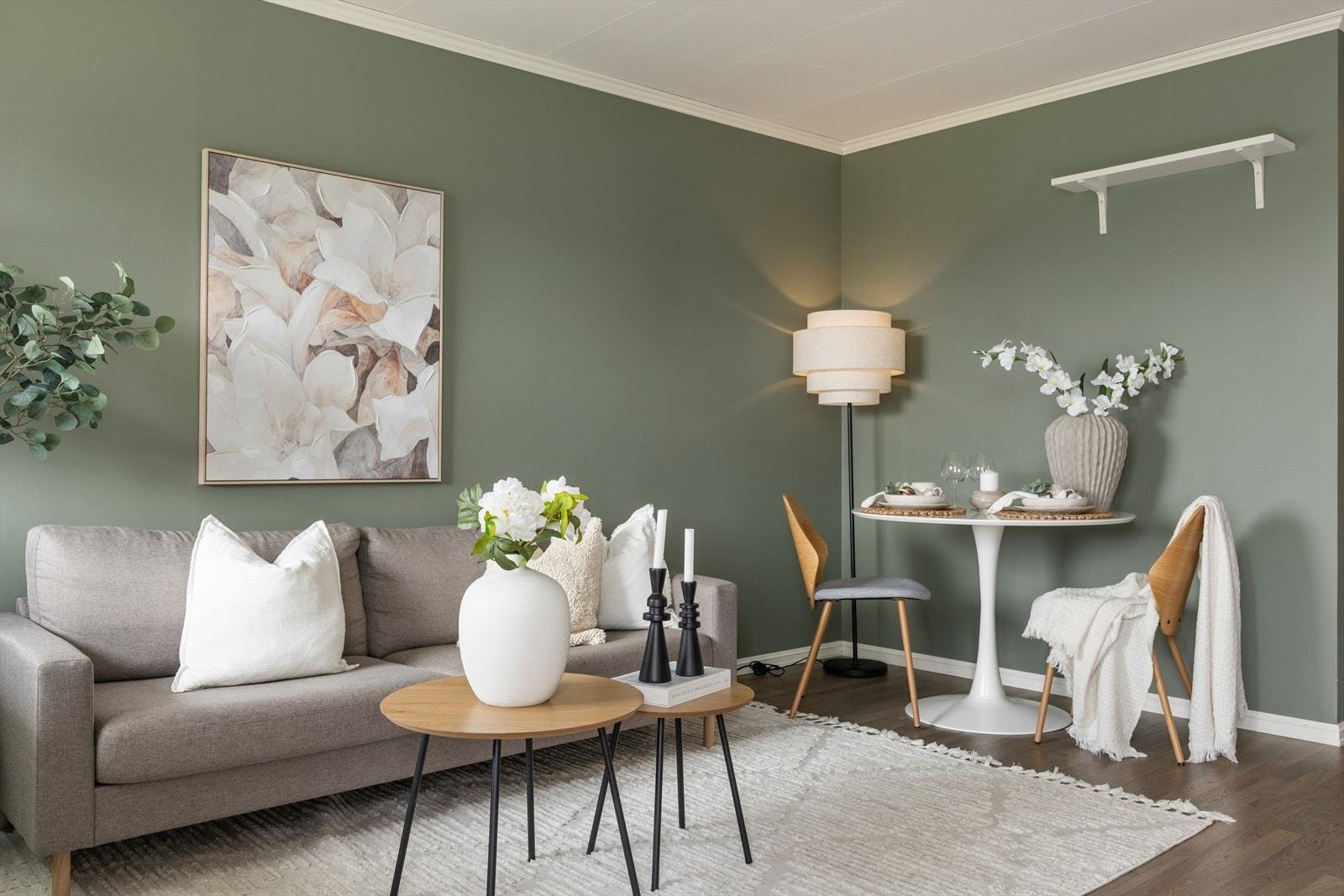 Stuen er lett å møblere, med plass til både sofagruppe og en egen spiseplass. Galleribilde