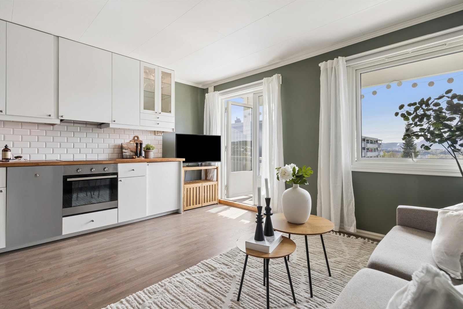 Fra stuen er det enkel tilgang til både kjøkken, sovealkove og entré. Galleribilde